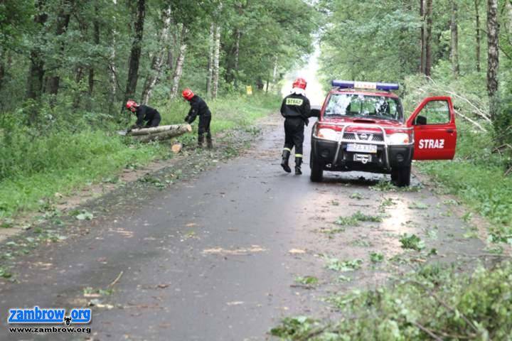 Nawałnica nad Zambrowem. Wiatr zrywał dachy z budynków, wyrywał drzewa, łamał gałęzie [foto + video]