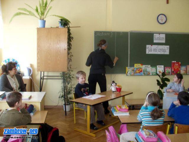 Uczniowie czytają rodzicom...
