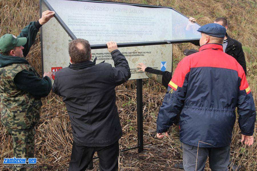Wczesnośredniowieczne grodzisko w Porytem Jabłoni doczekało się tablicy informacyjnej [foto]