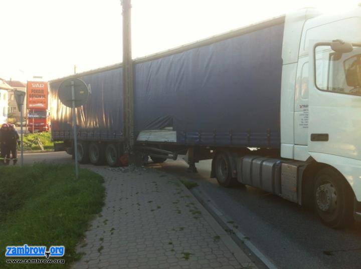 TIR uszkodził słup energetyczny na Ostrowskiej 