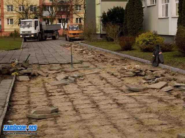 Rozpoczął się remont chodnika przed SP3