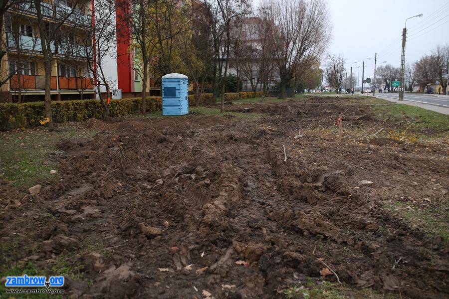 Będą nowe miejsca parkingowe. Prace związane z utwardzeniem terenu przy ul Białostockiej rozpoczęte 
