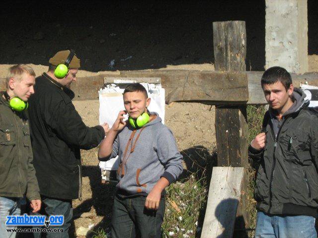 Uczniowie z bronią w ręku