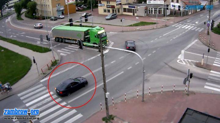 Kierowca BMW ściął sygnalizator. Okazało się, że nie miał „prawka” i był nietrzeźwy [VID
