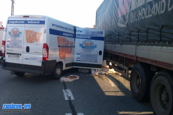 Kolizja dwóch busów i ciężarówki w centrum Zambrowa