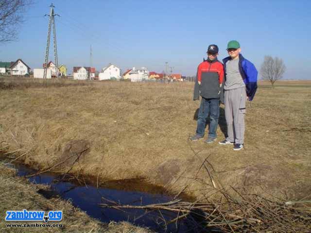 Niebezpieczny granat w ręku dziecka