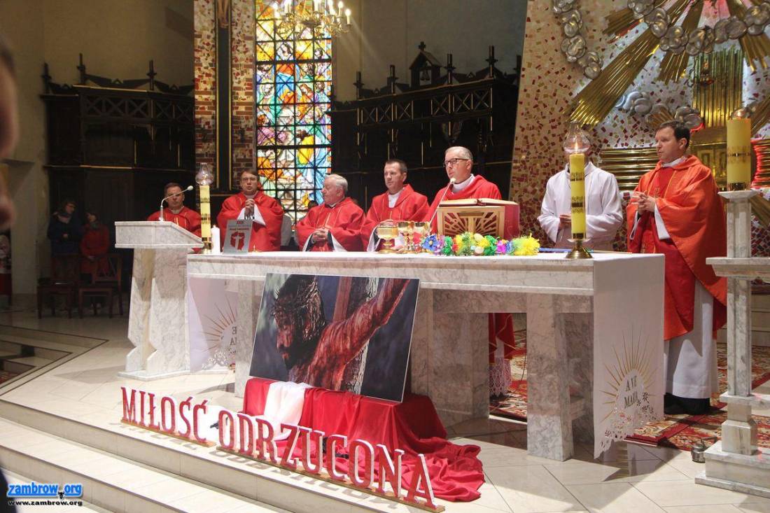 Z kolorowymi palmami ulicami Zambrowa – drugi dzień ŚDM [foto]