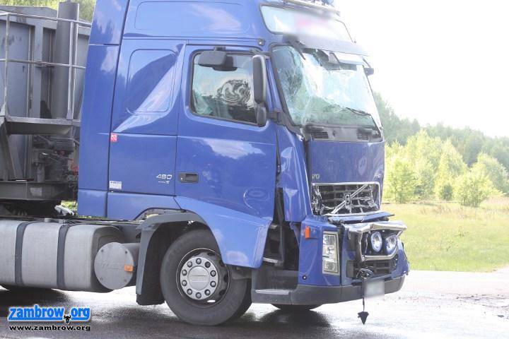 Kolizja dwóch ciężarówek na przejeździe kolejowym