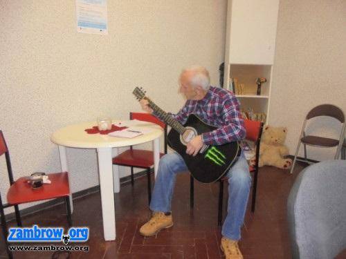 Seniorzy uczą się gry na gitarach 