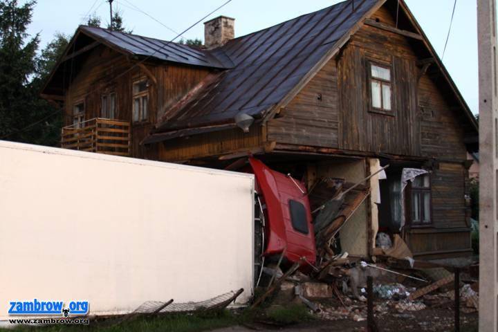 Ciężarówka uderzyła w dom na ul. Ostrowskiej w Zambrowie. Droga krajowa nr 8 zablokowana przez kilka
