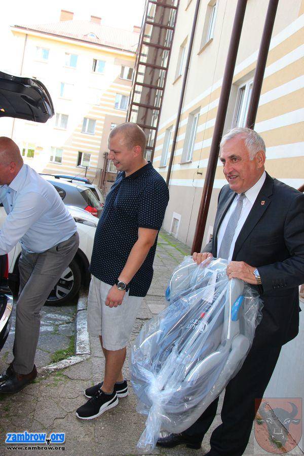 Kolejne trojaczki otrzymały wózek