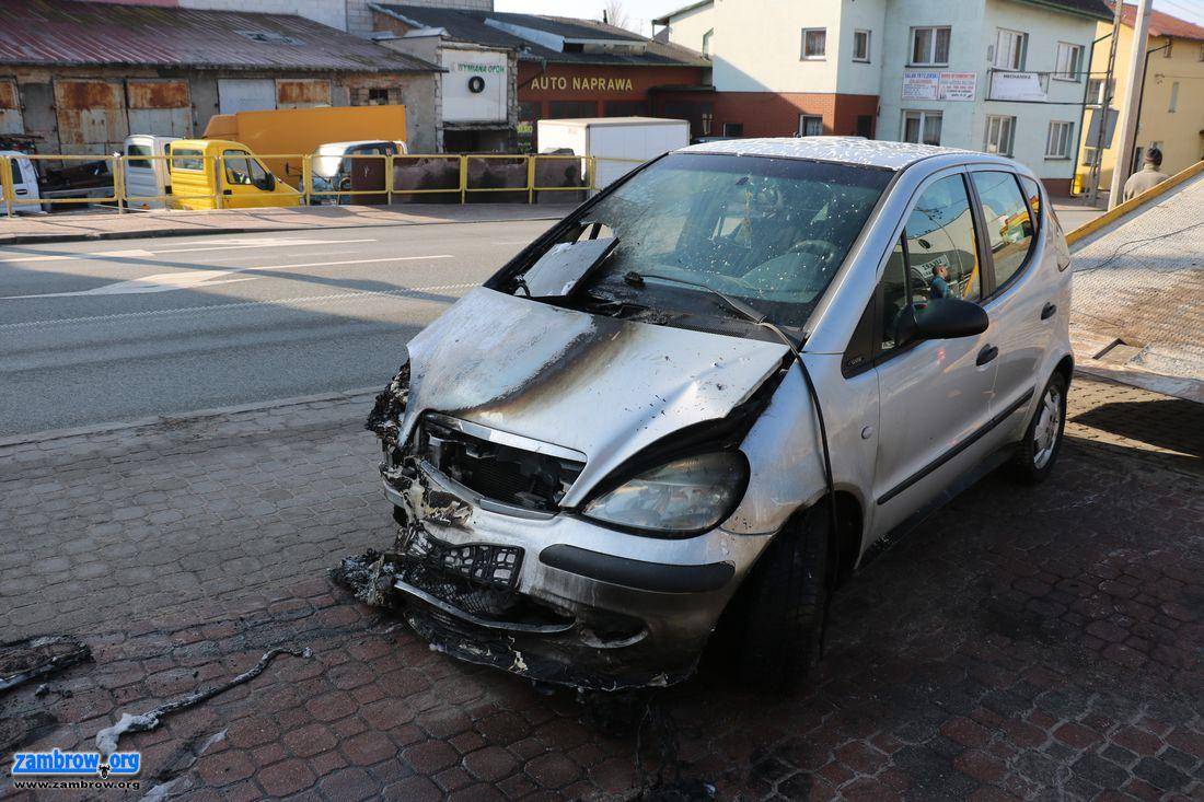 W Zambrowie na parkingu spłonął samochód [foto]