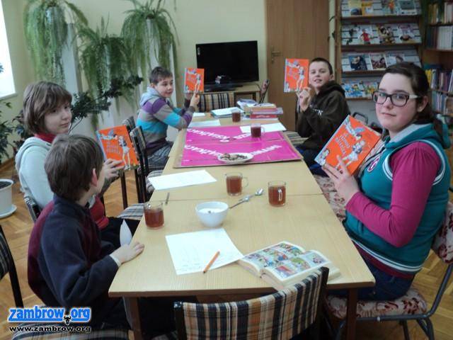 Czytają, dyskutują i bawią się w bibliotece