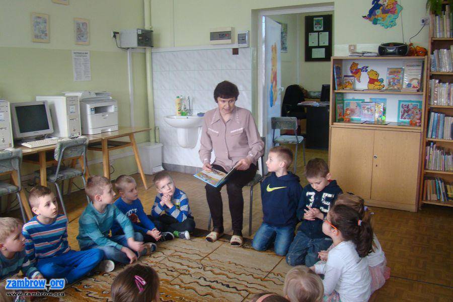 Przedszkolaki z wizytą w szkolnej bibliotece
