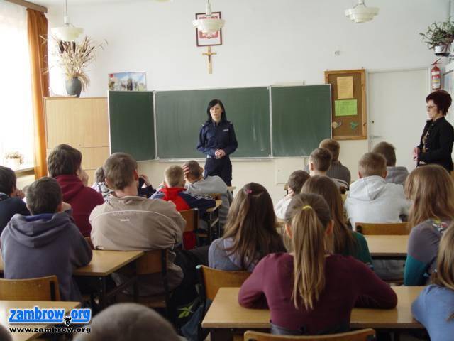 Policjanci uczą o odpowiedzialności karnej nieletnich