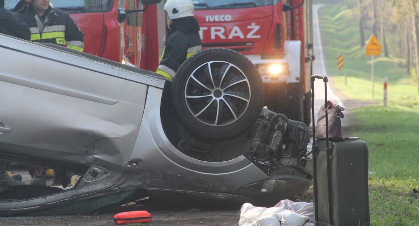 Dachowanie na dk63. Kierująca przewieziona do szpitala [foto]
