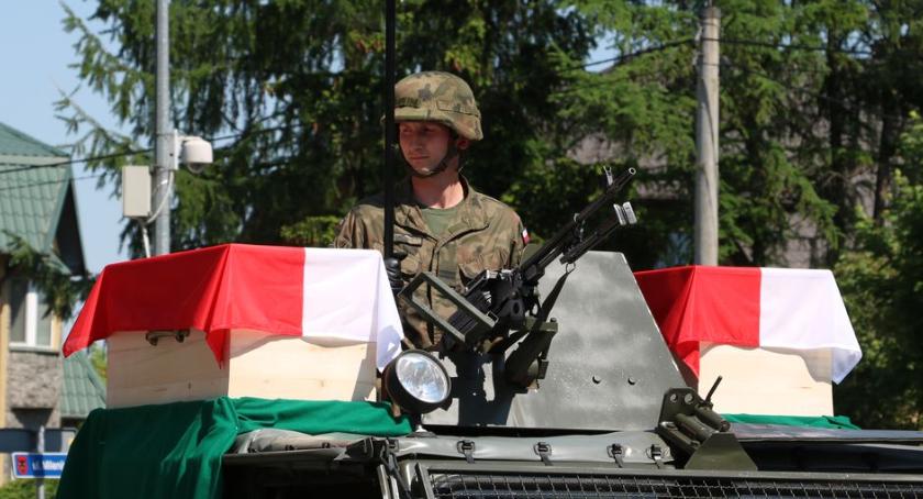 Po 79 latach godny pogrzeb kpt. Władysława Dąbrowskiego i nieznanego żołnierza [foto+video]