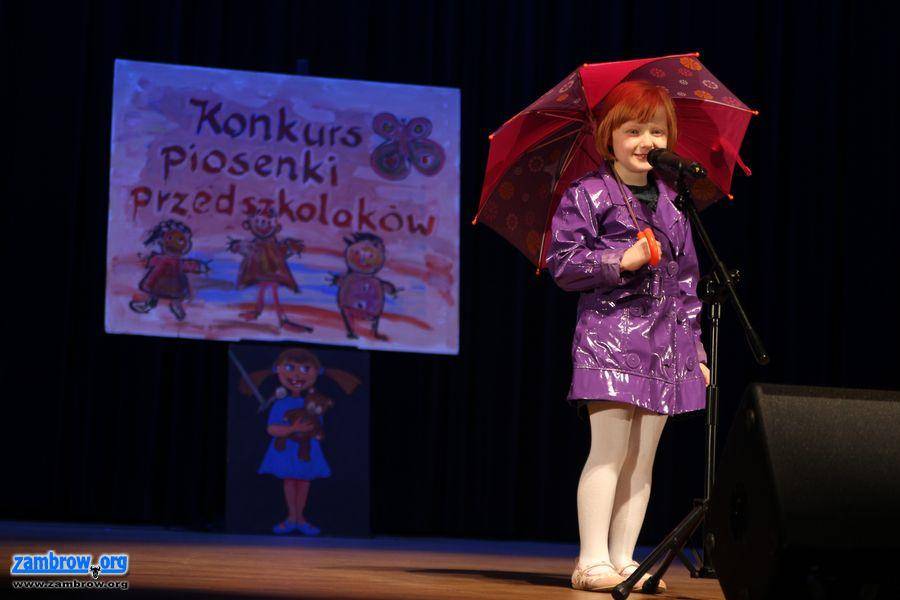 Przedszkolaki śpiewały na scenie [foto]