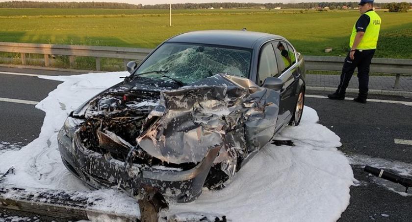 BMW uderzyło w barierki. S8 była zablokowana - AKTUALIZACJA [foto]
