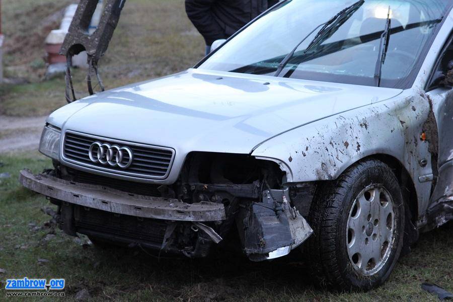 Uwaga śliskie drogi! Audi „wylądowało” na słupie [foto]