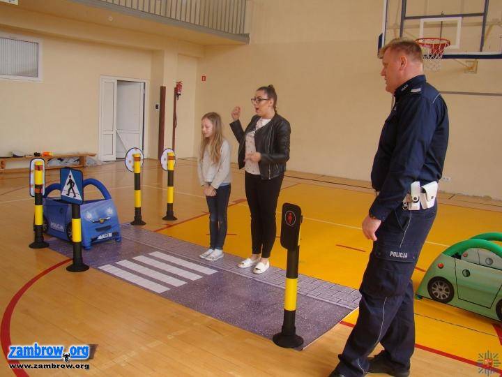 Bezpiecznie do szkoły z zambrowskimi policjantami
