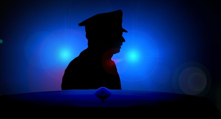 Trzech policjantów doprowadzonych do prokuratury. Wśrod nich funkcjonariusz z KPP w Zambrowie