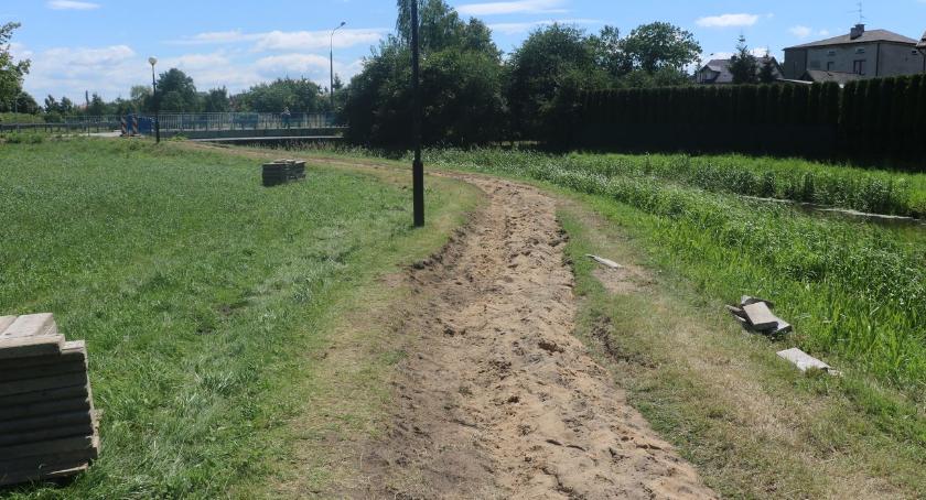 Nowy ciąg pieszo-rowerowy z barierkami powstaje wzdłuż Jabłonki [foto]