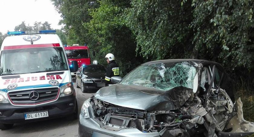 Osobówka uderzyła w drzewo