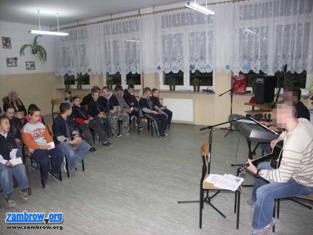 Więźniowie z Czerwonego Boru ufundowali 20 paczek dla uczniów z SP4