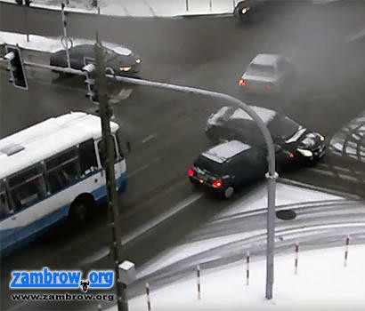 Kolizja na skrzyżowaniu w centrum miasta. Nie działała sygnalizacja świetlna [video]