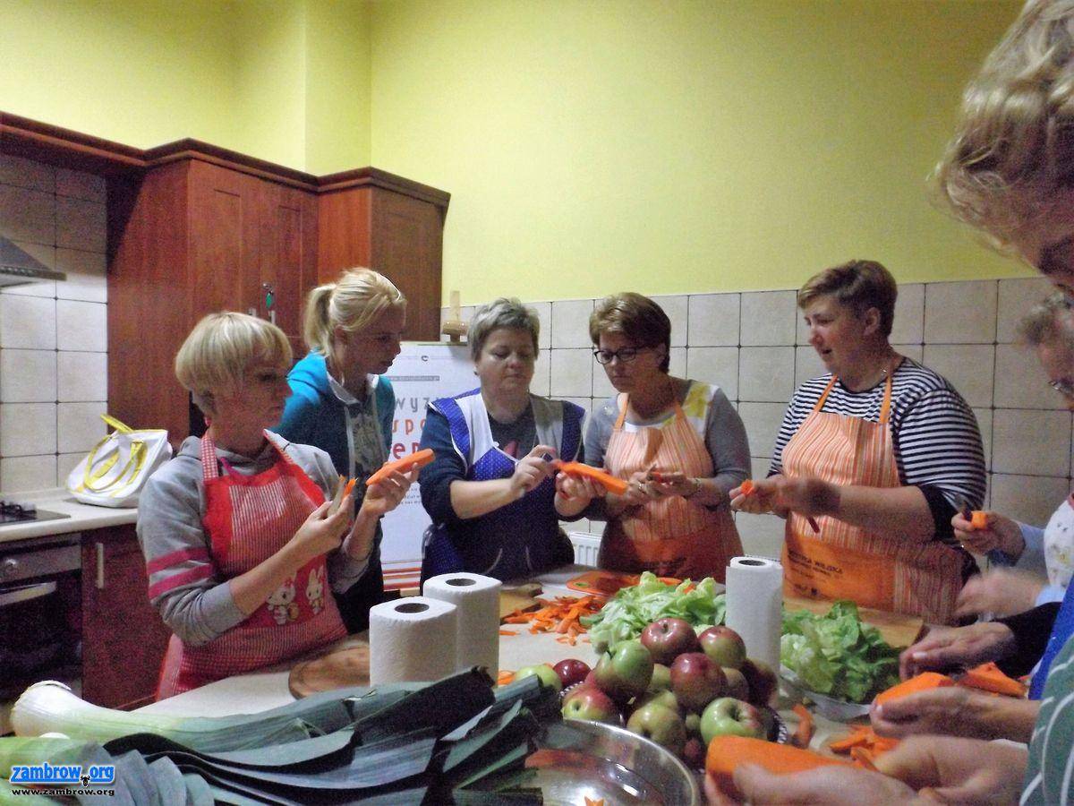 „Sztukmistrzynie” z gminy Szumowo zakończyły kurs carvingu i dekorowania stołu