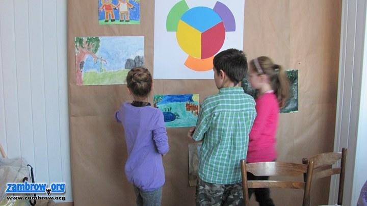 Warsztaty plastyczne w bibliotece w Szumowie 