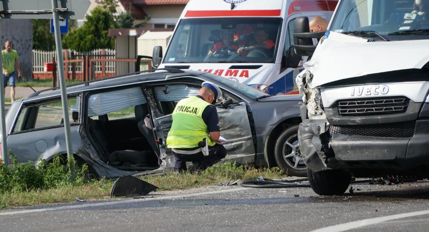 Zderzenie osobówki z samochodem dostawczym. Uczestnicy przewiezieni do szpitala [foto]