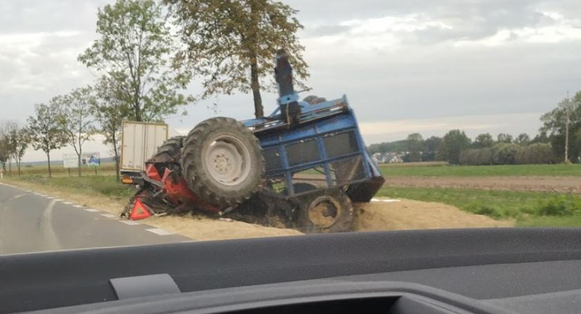Tir uderzył w ciągnik. Kierowca w szpitalu [foto]