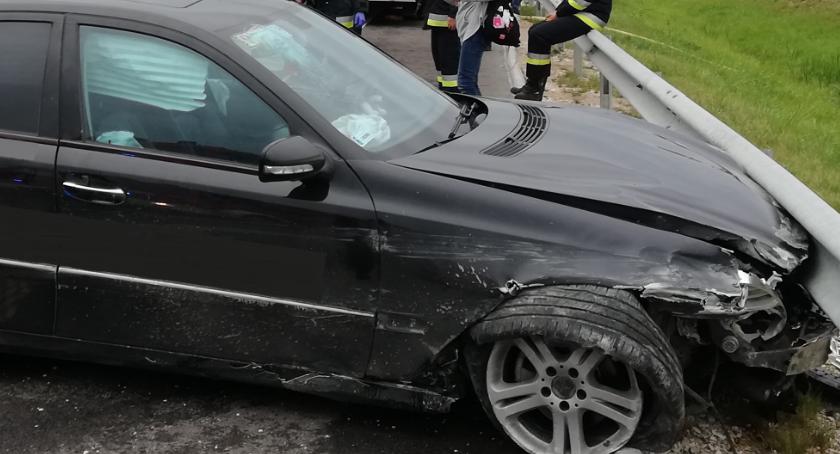 Mercedes wjechał w barierkę na krajowej „ósemce” [foto]