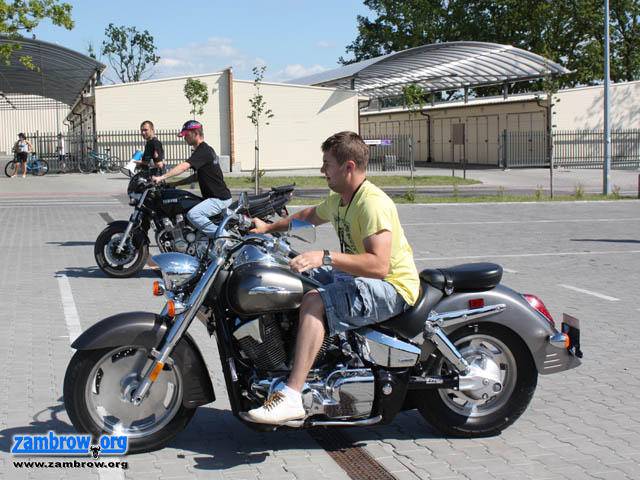 Pokazy motocyklowe przed „Chruśniakiem”
