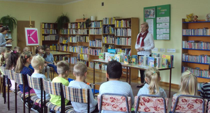 Uczniowie w bibliotece dziecięcej