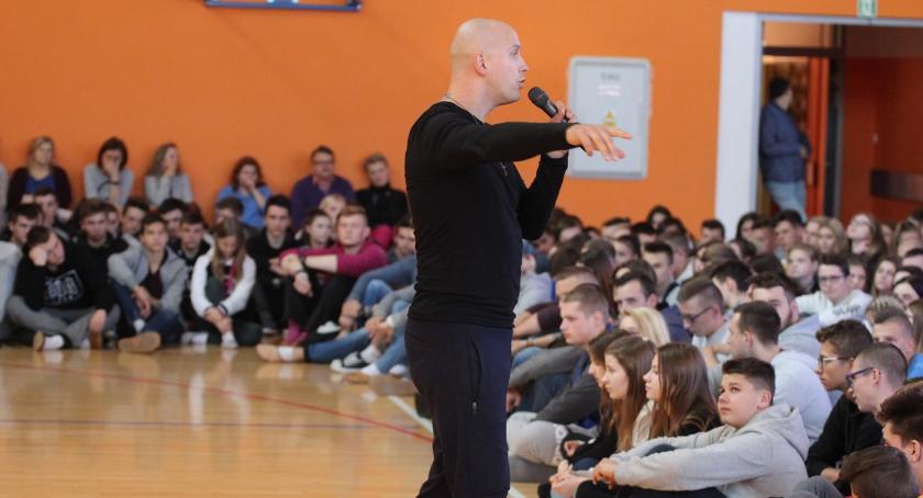 Prawda w rytmie rapu. „Wyrwani z Niewoli” spotkali się z zambrowskimi uczniami [foto]