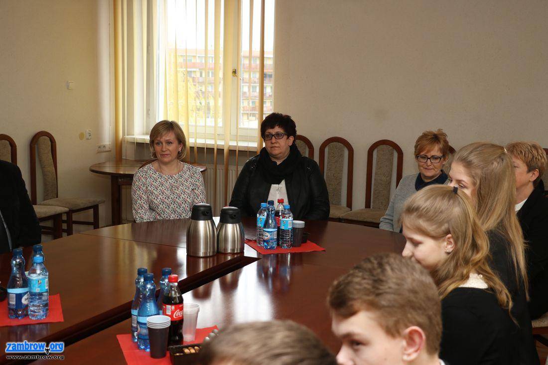 Młodzi laureaci konkursów przedmiotowych nagrodzeni przez burmistrza [foto]