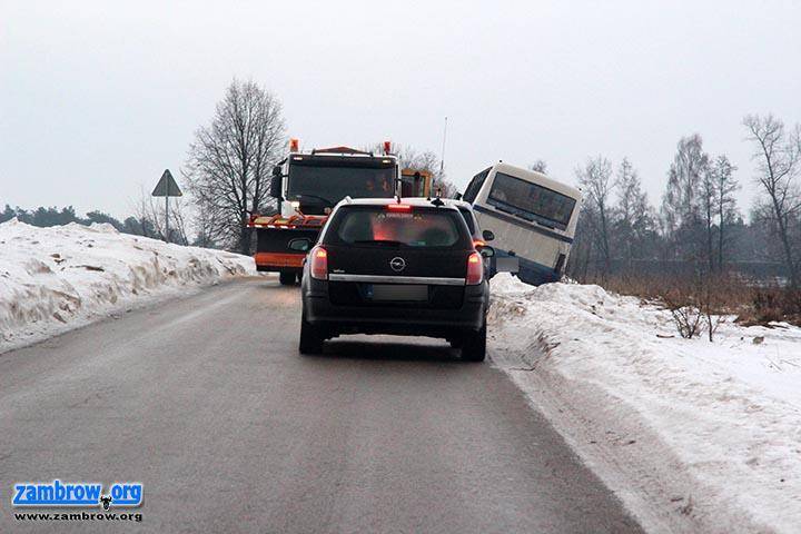 Autobus wpadł do rowu. Na drogach ślisko
