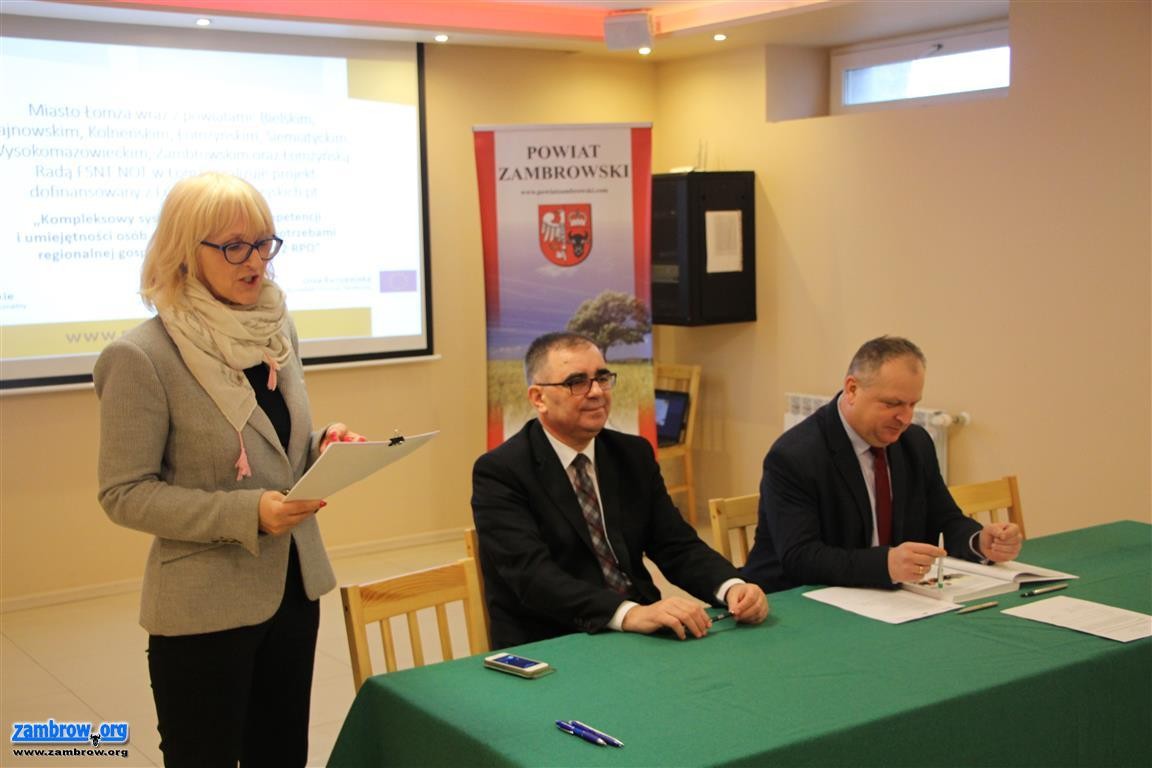 Podpisano pierwsze umowy na bony edukacyjne [foto]