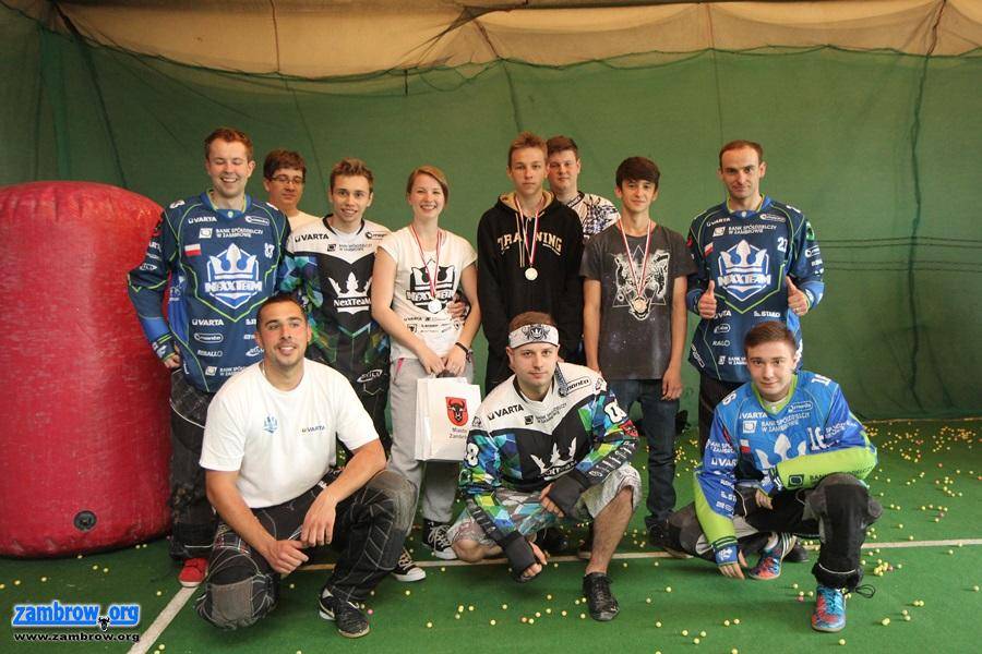 Dziewczyna rozgromiła adeptów paintballa [foto]