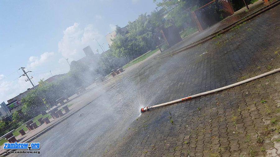 Przy zalewie miejskim strażacy zrobili kurtynę wodną [foto]