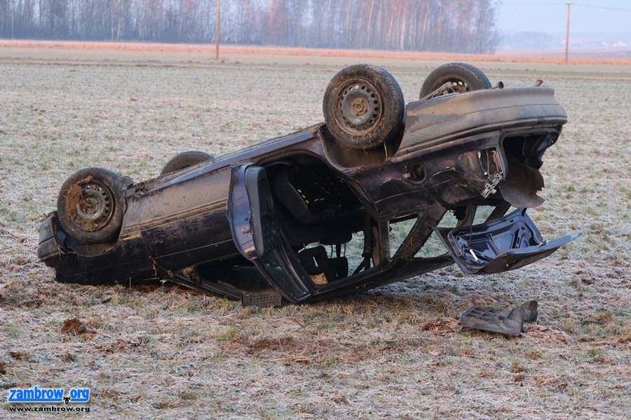 Uwaga ślisko! Dachowanie osobówki [foto]