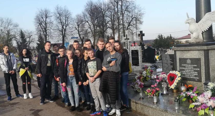 Uczniowie Trójki dbają o lokalne miejsca pamięci