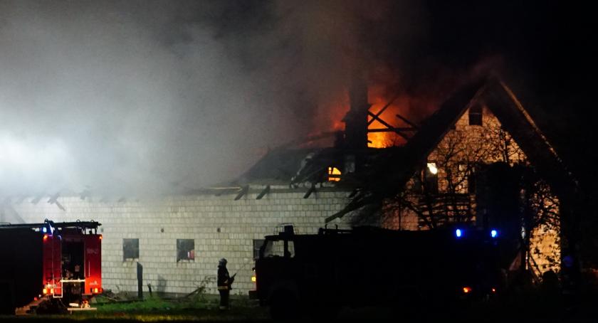 12 zastępów strażaków walczyło z ogniem w Ożarach Wielkich [foto+video]