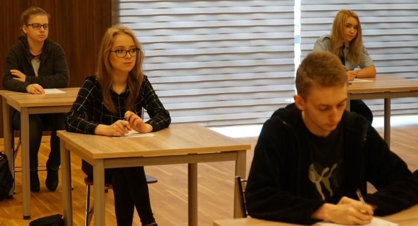 Uczniowie szkół ponadpodstawowych walczą o tytuł Mistrza Ortografii [foto]