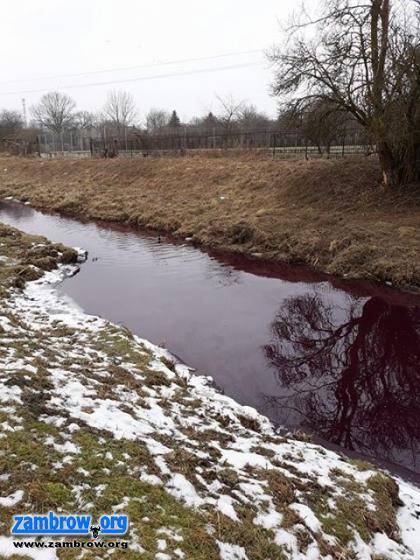 Czerwona ciecz pojawiła się w Jabłonce. Sprawę bada Ochrona Środowiska [foto]