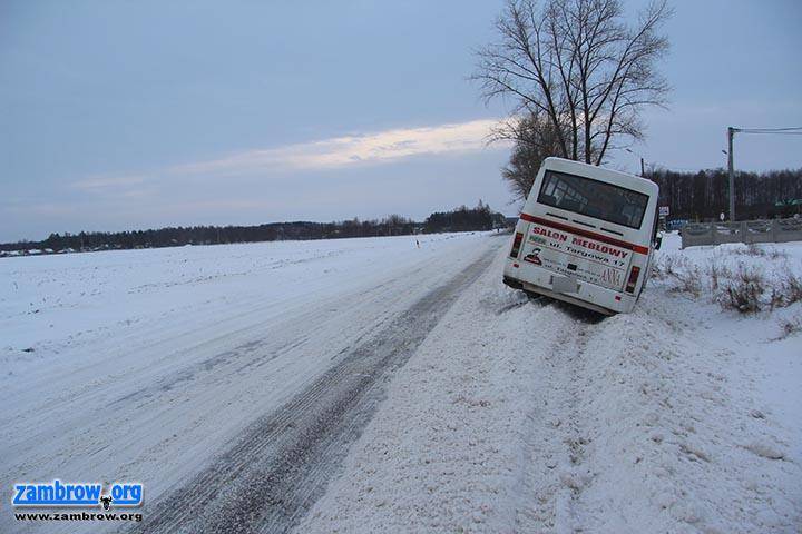 Zima na drogach. Kolejny autobus w rowie [foto]