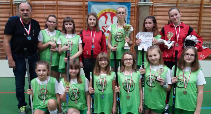 Dziewczęta z SP w Starym Zakrzewie wicemistrzyniami województwa podlaskiego w unihokeju